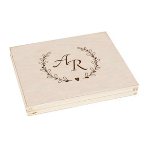 FK Dřevěná krabička na dárek nebo fotografie 10x15 s gravírováním INICIÁLY - 22x18x3 cm, Přírodní