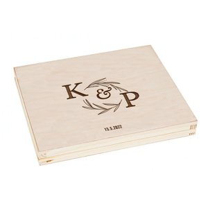 FK Dřevěná krabička na dárek nebo fotografie 10x15 s gravírováním INICIÁLY - 22x18x3 cm, Přírodní